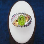 انگشتر نقره مردانه فاخر دست ساز طرح منصور با سنگ زبرجد و تزیین یاقوت سرخ - Image 3