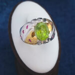 انگشتر نقره مردانه فاخر دست ساز طرح منصور با سنگ زبرجد و تزیین یاقوت سرخ