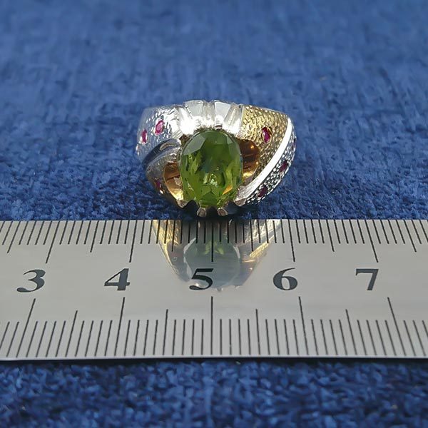 انگشتر نقره مردانه فاخر دست ساز طرح منصور با سنگ زبرجد و تزیین یاقوت سرخ - Image 2