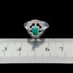 انگشتر نقره زنانه طرح گلستان با سنگ زمرد الماس تراش - Image 2