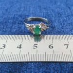 انگشتر نقره زنانه طرح حنا با سنگ زمرد الماس تراش - Image 2