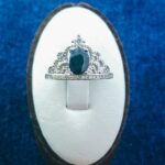 انگشتر نقره زنانه طرح تاج با سنگ یاقوت کبود الماس تراش - Image 2