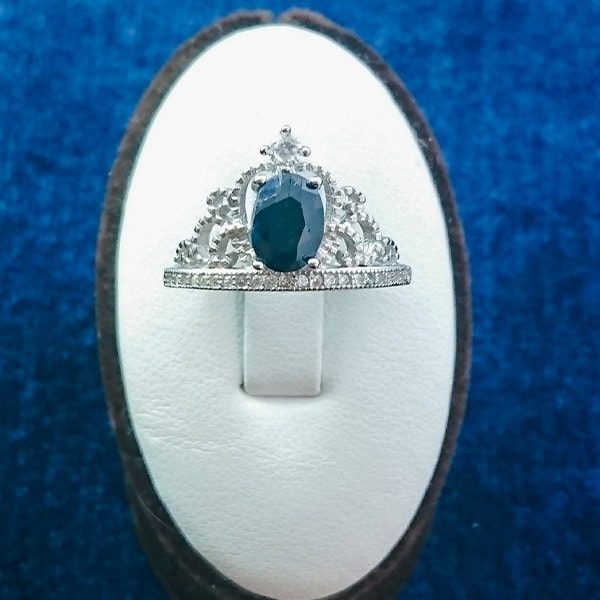 انگشتر نقره زنانه طرح تاج با سنگ یاقوت کبود الماس تراش - Image 2