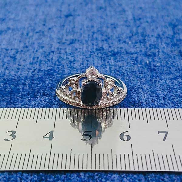 انگشتر نقره زنانه طرح تاج با سنگ یاقوت کبود الماس تراش - Image 3