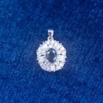 گردنبند نقره زنانه طرح مطهره با سنگ یاقوت کبود الماس تراش - Image 2