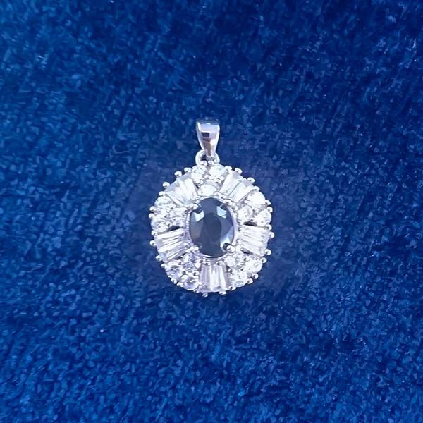 گردنبند نقره زنانه طرح مطهره با سنگ یاقوت کبود الماس تراش - Image 2
