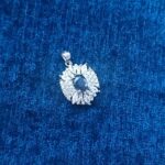 گردنبند نقره زنانه طرح اِفراح با سنگ یاقوت کبود الماس تراش