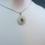 گردنبند نقره زنانه طرح اِفراح با سنگ یاقوت کبود الماس تراش - Image 3