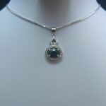 گردنبند نقره زنانه طرح پانیا با سنگ یاقوت کبود الماس تراش - Image 2