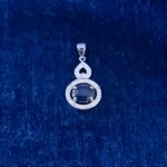 گردنبند نقره زنانه طرح پانیا با سنگ یاقوت کبود الماس تراش - Image 4