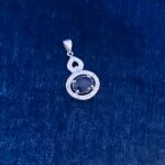 گردنبند نقره زنانه طرح پانیا با سنگ یاقوت کبود الماس تراش