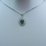 گردنبند نقره زنانه طرح آویسا با سنگ یاقوت کبود الماس تراش - Image 4