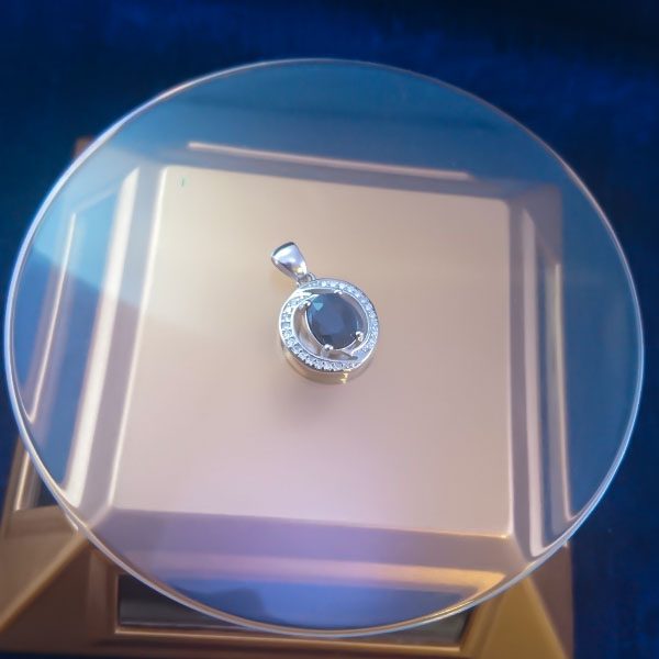 گردنبند نقره زنانه طرح آترینا با سنگ یاقوت کبود الماس تراش - Image 4