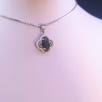 گردنبند نقره زنانه طرح امیلیا با سنگ یاقوت کبود الماس تراش - Image 2