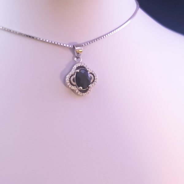 گردنبند نقره زنانه طرح امیلیا با سنگ یاقوت کبود الماس تراش - Image 2