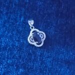 گردنبند نقره زنانه طرح امیلیا با سنگ یاقوت کبود الماس تراش