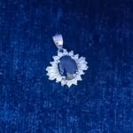 گردنبند نقره زنانه طرح سابرینا با سنگ یاقوت کبود الماس تراش