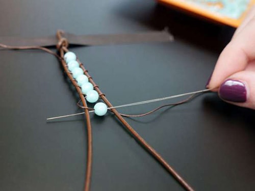 How-to-make-bracelets-11 دستبند مهره ای : تصاویر ۶۰ مدل دستبند مهره ای دست ساز + آموزش ساخت 