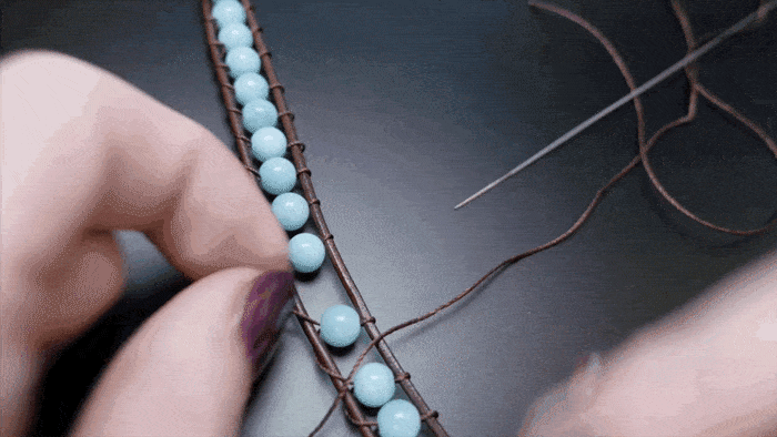 How-to-make-bracelets-4 دستبند مهره ای : تصاویر ۶۰ مدل دستبند مهره ای دست ساز + آموزش ساخت 