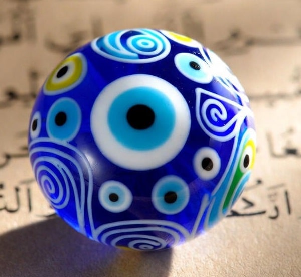 مهره‌های آبی رنگ برای چشم نظر