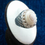 انگشتر نقره مردانه طرح سجاد با سنگ عقیق سلیمانی (باباقوری)