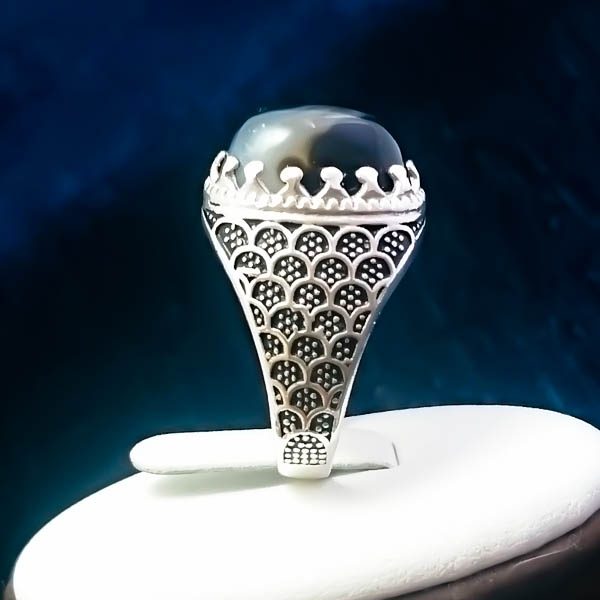 انگشتر نقره مردانه طرح صدفی سیاه قلم با سنگ عقیق سلیمانی - Image 3