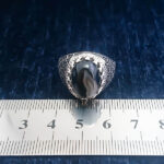 انگشتر نقره مردانه طرح صدفی سیاه قلم با سنگ عقیق سلیمانی - Image 6