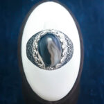 انگشتر نقره مردانه طرح صدفی سیاه قلم با سنگ عقیق سلیمانی - Image 2