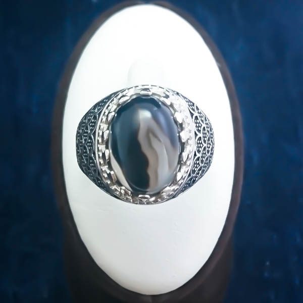 انگشتر نقره مردانه طرح صدفی سیاه قلم با سنگ عقیق سلیمانی - Image 2