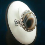 انگشتر نقره مردانه طرح پاسارگاد با سنگ عقیق سلیمانی