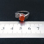 انگشتر نقره زنانه طرح ترگل با سنگ عقیق یمنی سرخ - Image 2