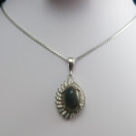 گردنبند نقره زنانه طرح طناز با سنگ عقیق سلیمانی