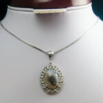گردنبند نقره زنانه طرح ستایش با سنگ عقیق سلیمانی