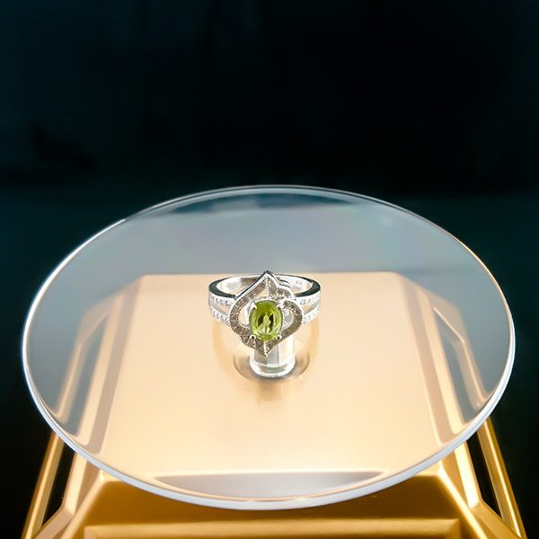 انگشتر نقره زنانه طرح ژرفا با سنگ زبرجد الماس تراش - Image 3