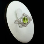 انگشتر نقره زنانه طرح ژرفا با سنگ زبرجد الماس تراش