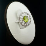 انگشتر نقره زنانه طرح سروین با سنگ زبرجد الماس تراش