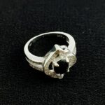 انگشتر نقره زنانه طرح بشرا با سنگ یاقوت کبود الماس تراش - Image 3