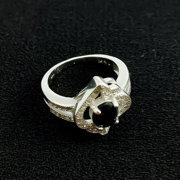 انگشتر نقره زنانه طرح بشرا با سنگ یاقوت کبود الماس تراش - Image 3