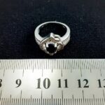 انگشتر نقره زنانه طرح بشرا با سنگ یاقوت کبود الماس تراش - Image 4