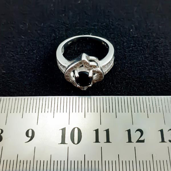 انگشتر نقره زنانه طرح بشرا با سنگ یاقوت کبود الماس تراش - Image 4