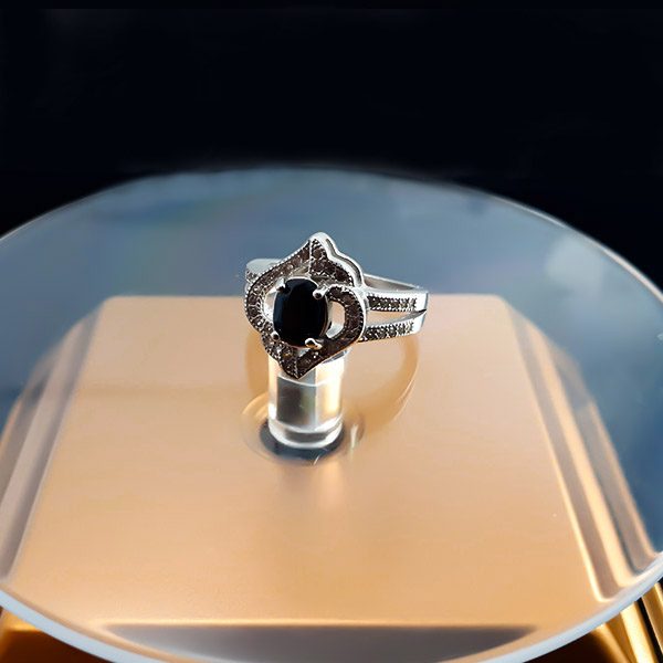 انگشتر نقره زنانه طرح بشرا با سنگ یاقوت کبود الماس تراش - Image 5