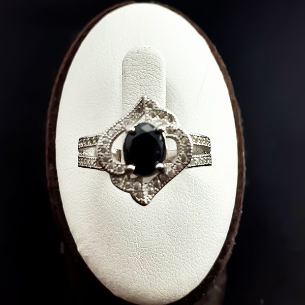 انگشتر نقره زنانه طرح بشرا با سنگ یاقوت کبود الماس تراش - Image 2