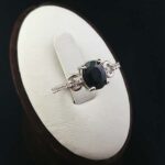 انگشتر نقره زنانه طرح تیارا با سنگ یاقوت کبود الماس تراش