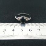 انگشتر نقره زنانه طرح تیارا با سنگ یاقوت کبود الماس تراش - Image 2