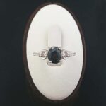 انگشتر نقره زنانه طرح تیارا با سنگ یاقوت کبود الماس تراش - Image 3