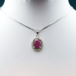 گردنبند نقره زنانه طرح بهدیس با سنگ یاقوت سرخ الماس تراش