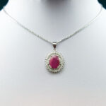 گردنبند نقره زنانه طرح پادمیرا با سنگ یاقوت سرخ الماس تراش