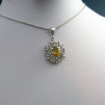 گردنبند نقره زنانه طرح آینور با سنگ الکساندریت الماس تراش