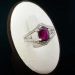 انگشتر نقره زنانه طرح حریر با سنگ گارنت الماس تراش