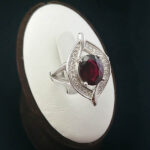 انگشتر نقره زنانه طرح حورا با سنگ گارنت الماس تراش